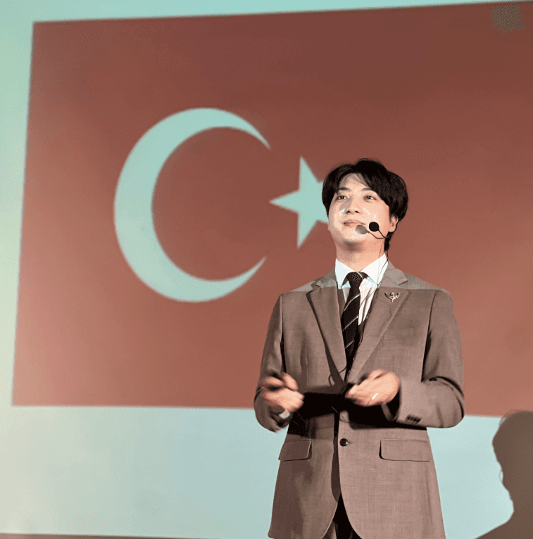 June, Türkiye Success Academy eğitiminde konuşma yaparken