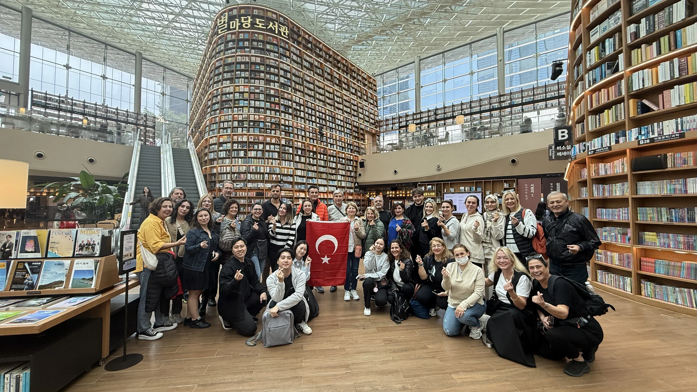 Kore Starfield Library ziyaretinde Atomy Partner Group partnerleri